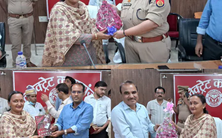 कासगंज निवर्तमान जिलाधिकारी सुधा वर्मा को दी गई भावभीनी विदाई।