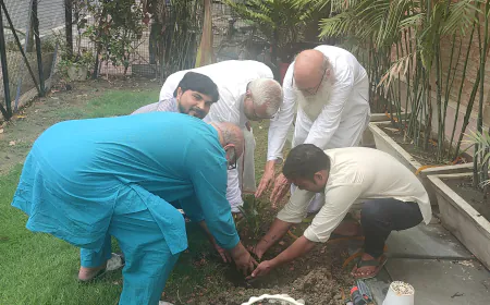 प्रशांत फाउंडेशन के वृक्षारोपण कार्यक्रम की शुरूआत पूर्व न्यायाधीश सुप्रीम कोर्ट न्यायमूर्ति एस आर एस यादव द्वारा किया गया