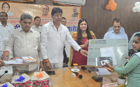 कासगंज मेधावी विद्यार्थियों को चैक, टेबलेट व मेडल देकर किया गया सम्मानित।