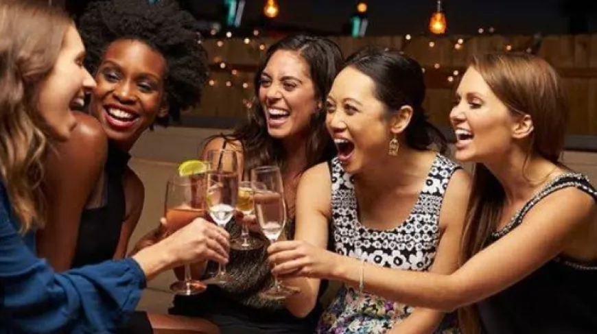 महिलाएं शराब पीने में नहीं है पुरुषों से कम, जाने किस उम्र के लोग पीते हैं ज्यादा शराब