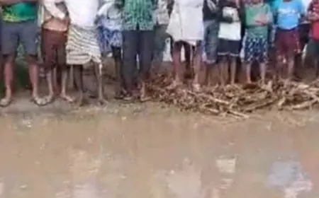 Kasganj आकाशीय बिजली गिरने से सड़क पर हुआ दो फुट गड्डा, फूटी जल की धारा।