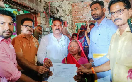 विधायक संजीव दिवाकर व SDM जलेसर ने मृतकों के परिजनों को दी सहायता राशि