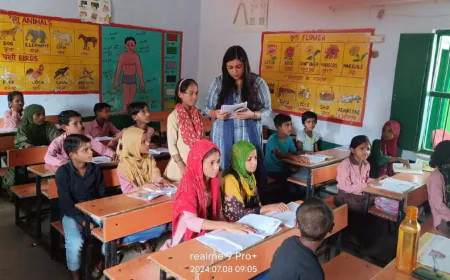 कासगंज जिलाधिकारी ने विद्यालयों का औचक निरीक्षण कर शिक्षण व्यवस्थाओं को परखा।