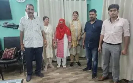 Mathura News : सी एम ओ की सहायक मधु भाटिया रिश्वत लेते गिरफ़्तार