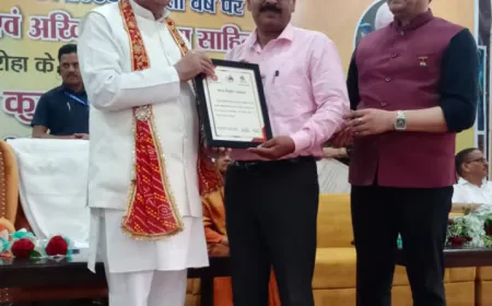 केरल के राज्यपाल के द्वारा सम्मानित हुए कासगंज के शिक्षक सुनील कुमार आर्य