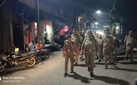 कानून व सुरक्षा व्यवस्था बनाए रखने एवं आमजन में सुरक्षा की भावना से एस पी कासगंज ने टीम के साथ किया कस्बा अमांपुर में किया पैदल गश्त।