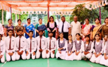 मानाभिषेक समारोह में छात्र, छात्राओं को ज़िम्मेदारियां सौंप किया गया अतिथियों का सम्मान