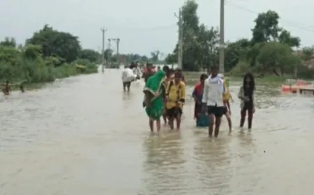 ढाईघाट शमसाबाद हाइवे पर गंगा जल स्तर बढ़ने से अगागमन हुआ ठप्प, ई रिक्शा  चालक बसूल रहे गुंडा टैक्स