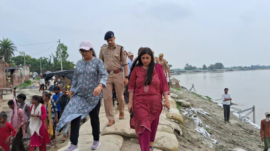 कासगंज मण्डलायुक्त व पुलिस महानिरीक्षक ने गंगा नदी के तटवर्ती गांव बरौना स्थित बांध का किया स्थलीय निरीक्षण।