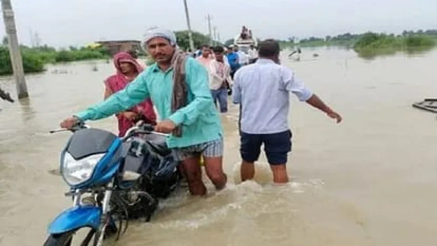 गंगा का कहर बाढ़ के तेज रफ्तार से कई गांव के निवासियो का आवागवन बाधित