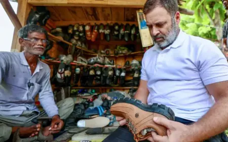 सुल्तानपुर में राहुल गांधी ने जिस मोची की दुकान पर सिले जूते उनकी कीमत हुई 10 लाख