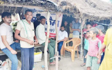 बाढ़ग्रस्त क्षेत्र में लगे स्वास्थ शिविर में रोगग्रस्त लोगों का स्वास्थ्य परीक्षण कर बांटी दवाइयाँ