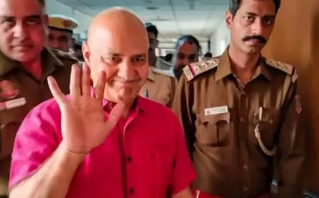 Delhi Excise Policy: मनीष सिसोदिया 17 महीने बाद जेल से छूटे, मिले CM के परिवार से