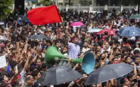 बांग्लादेश में प्रदर्शनकारियों ने सुप्रीम कोर्ट को घेरा, न्यायपालिका का हुआ तखता पलट