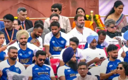 लालकिले पर मोदी का भाषण और राहुल गाँधी बैठे पीछे कांग्रेस भाजपा आमने सामने