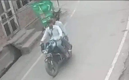 स्वतंत्रता दिवस पर इस्लामिक झंडा लहराने वाले बाइक सवार युवकों पर हुई FIR