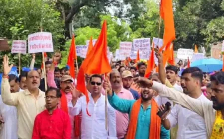 बांग्लादेश में हिंदुओं पर हो रहे अत्याचार के खिलाफ हिंदू संगठनों ने किया प्रदर्शन, जिलाधिकारी को सौंपा ज्ञापन