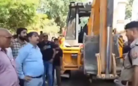 मै खड़ा हूँ तुम गिराओ यार, तहसील और थाने पर चल गया बुल्डोजर, CO और ADM आमने सामने