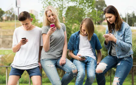 हम खोते जा रहें हैं मोबाइल के मेले में