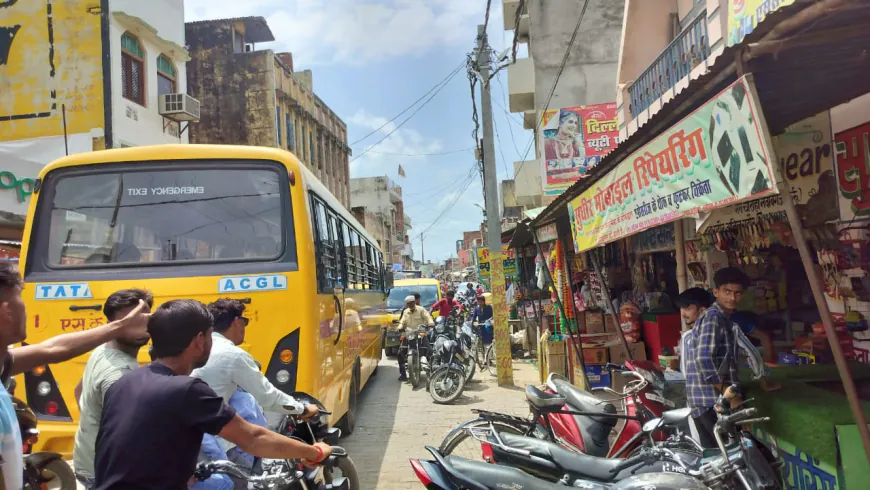 नबावगंज बाजार में व्यापारियों की दबंगई से सड़क पर कब्ज़ा कर किया अतिक्रमण