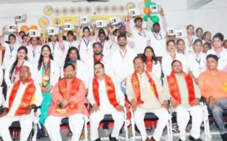 टैबलेट फोन मिलने से नर्सिंग के विद्यार्थियों में खुशी की लहर