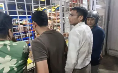 शराब के ठेके पर ग्राहक बनकर पहुंचे DM, सेल्समैन ने 20 रुपये ज्यादा लेकर दी बोतल और फिर ...