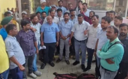 लेखपालों की पिटाई को लेकर, रिपोर्ट के लिए थाने में धरना