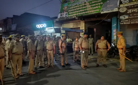 कासगंज एस पी ने पुलिस बल के साथ किया गंजडुंडवारा  का भ्रमण।