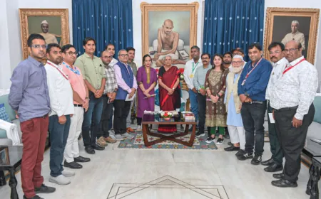 मध्य प्रदेश के 13 सदस्यीय मीडिया प्रतिनिधिमंडल की माननीय राज्यपाल श्रीमती आनंदीबेन पटेल जी से शिष्टाचार भेंट