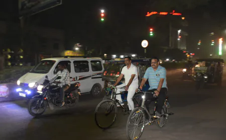 एटा SSP और ASP क्राइम निकले रात्रि में साईकिल से किया निरीक्षण