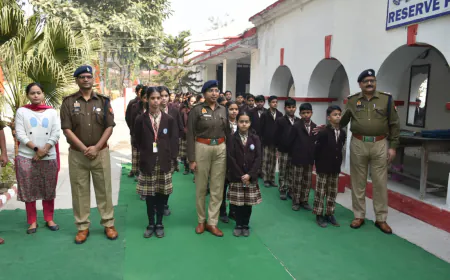 Etah एसएसपी ने संविधान दिवस पर पुलिस लाइन में पुलिस कर्मियों व स्कूल के बच्चों को दिलाई शपथ