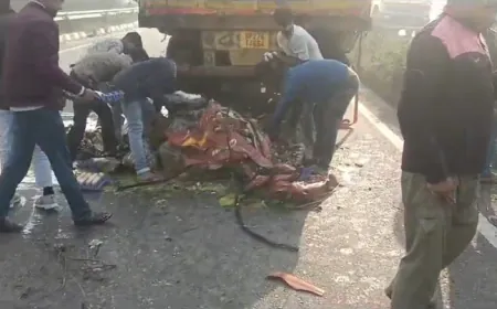 हरदोई में हाइवे पर ट्रक और डीसीएम की भिड़ंत,हादसे के बाद ट्रक में भरे अंडों को लूटने की मची होड़