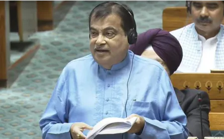 नितिन गडकरी ने दी चेतावनी, कहा - कॉन्ट्रैक्टर ने ठीक काम नहीं किया तो बुलडोजर के आगे डाल देंगे