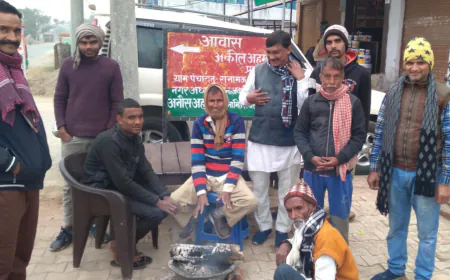 कासगंज : बारिश के बाद हवाओं से ठिठुरे लोग, अलाव का लिया सहारा