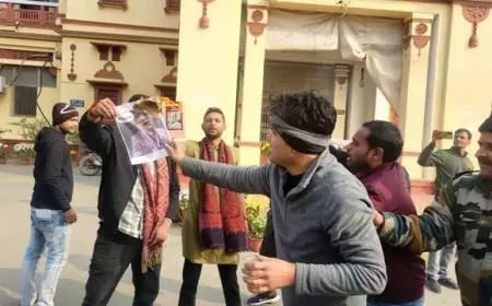 BHU में PHD प्रवेश नियमावली के खिलाफ छात्रों का विरोध जारी, अपर परीक्षा नियंत्रक का फूंका पुतला
