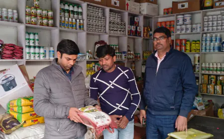 उर्वरक एवं कीटनाशकों के सात नमूने लिए, नोटिस किए जारी  छापे के दौरान जाँच करते हुए सुमित कुमार चौहान जिला कृषि अधिकारी