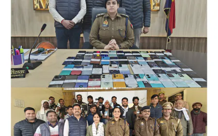 कासगंज पुलिस को मिली बड़ी सफलता गुम हुये करीब 11 लाख रुपये कीमत के 51 मोबाइल फोन हुये बरामद।