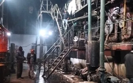 Farrukhabad News : दि किसान चीनी मिल में तकनीकी खराबी से पेराई के दौरान गन्ने का रस फैला, मचा हड़कंप