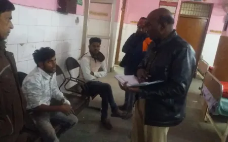 कायमगंज-ब्लोरो को बचाने में दो बाइकों की आमने सामने भिड़ंत।दोनो बाइक चालक घायल एक रिफर