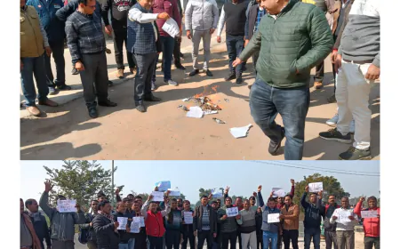 Kasganj news सरकार द्वारा पेंशन स्कीम जबरदस्ती थोपने पर जगह-जगह जलाईं गईं प्रतियां