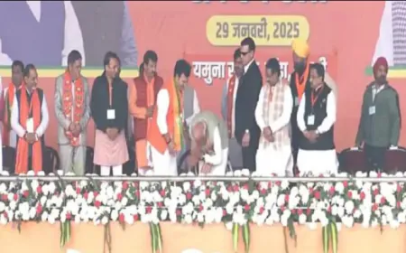 BJP प्रत्याशी के तीन बार पैर छुए प्रधानमंत्री मोदी ने, देश में चर्चा