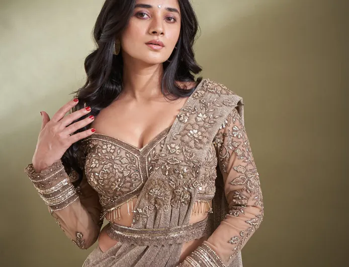 Kanika Mann Hot Looks: Stuns Fans in a Glamorous and Stylish Saree Look