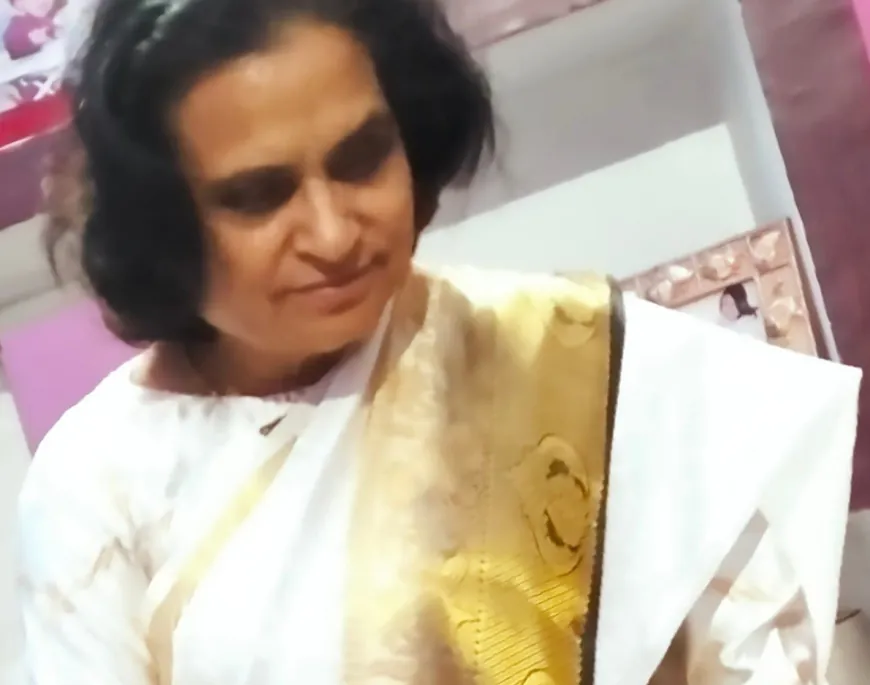 रोटियां दिखा कर भूंखे बालक को-- इतनी दूर ले गया कोई--