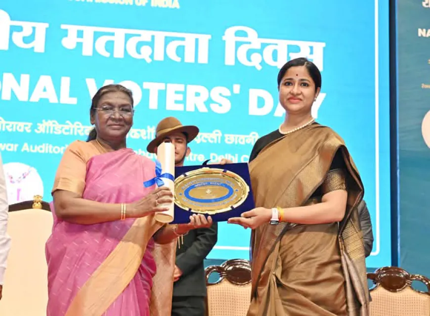 राष्ट्रपति द्रौपदी मुर्मु ने 15वें राष्ट्रीय मतदाता दिवस समारोह में भाग लिया   विवरण: