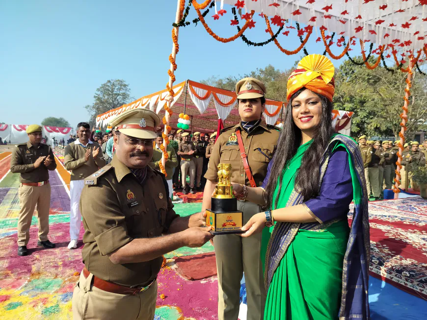 Kasganj news रिजर्व पुलिस लाइन कासगंज में गणतंत्र दिवस परेड का अयोजन कर स्मृति चिन्ह देकर सम्मानित किया गया।।