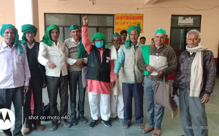 तहसील में किसानों के दो गुटों ने किया प्रदर्शन, प्रशासन से समाधान की मांग की