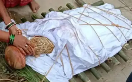 लाश को 2 टुकड़ों में बांटों, बाप के अंतिम संस्कार में 2 बेटों की लड़ाई