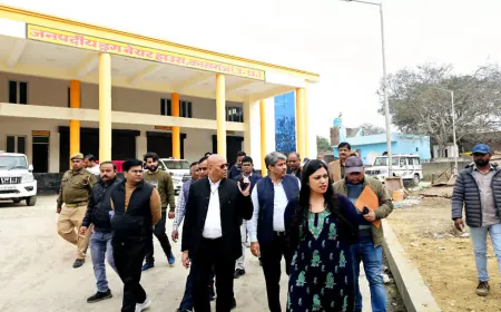 Kasganj news जिलाधिकारी मेधा रूपम ने नवीन निर्माणधीन ड्रग वेयरहाउस एवं सामुदायिक स्वास्थ्य केन्द्र सोरों का औचक निरीक्षण किया ।