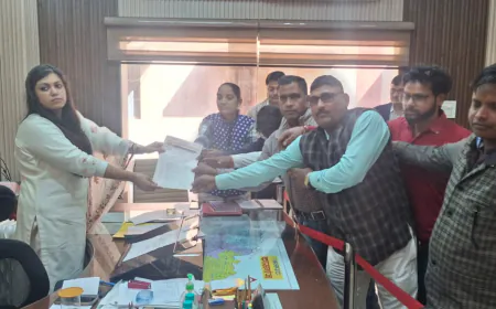 Kasganj news पत्रकार राहुल माथुर की निर्मम हत्या के विरोध में जिलाधिकारी कासगंज को सौंपा ज्ञापन ।