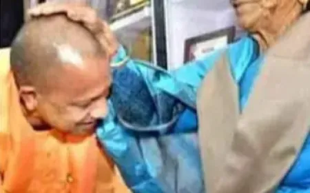 तीन दिवसीय पारिवारिक दौरे के बाद अपने गांव पंचूर से लखनऊ लौटे CM